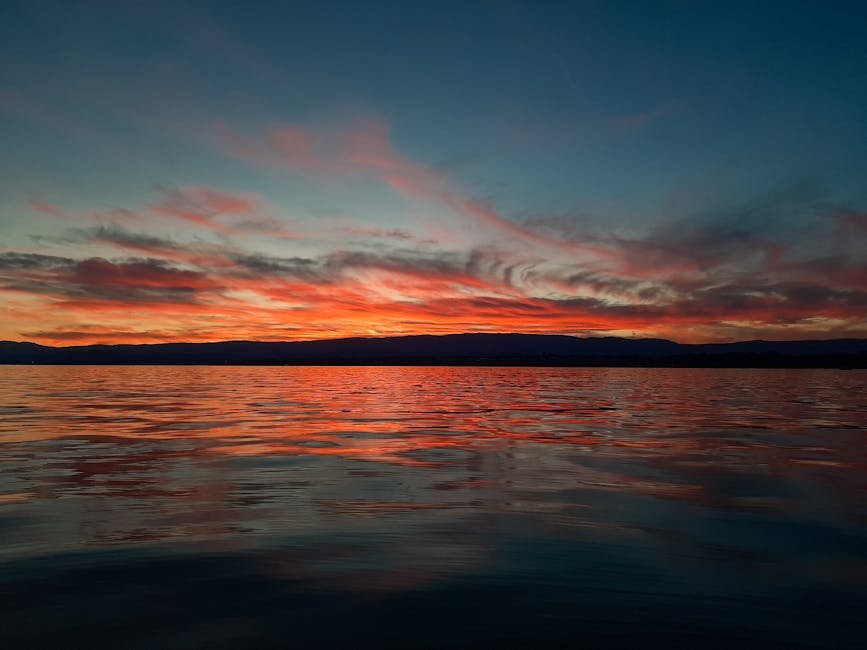 Coucher de soleil aux couleurs vives reflétées sur le lac Léman