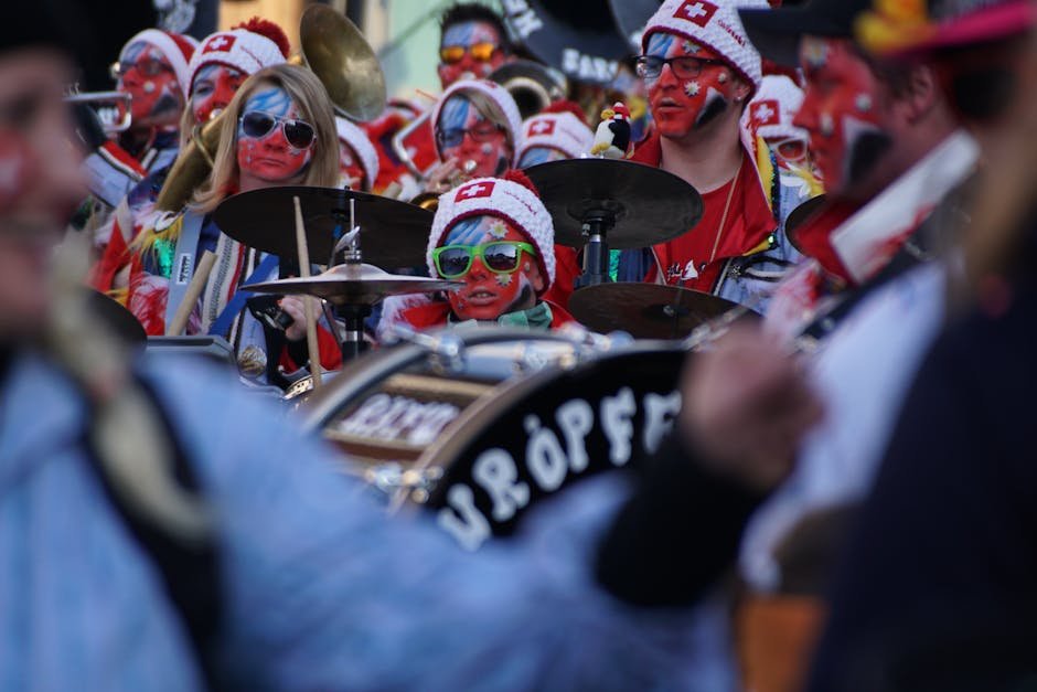 Cortège de carnaval en Suisse avec des musiciens en costumes colorés