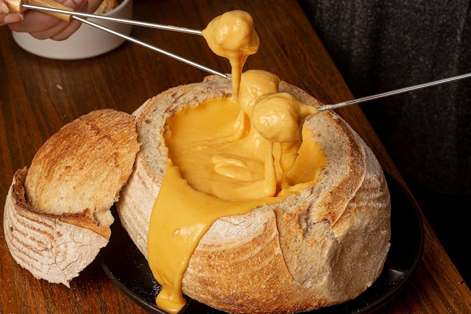 Fondue au fromage dans un pain rustique sur une table en bois