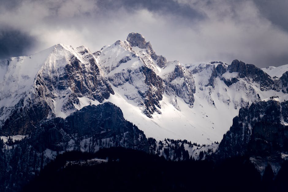 Montagnes enneigées sous un ciel nuageux vues depuis la région de Lausanne