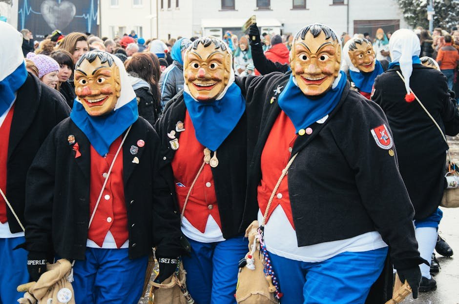 Participants masqués en costumes traditionnels lors d un cortège de carnaval