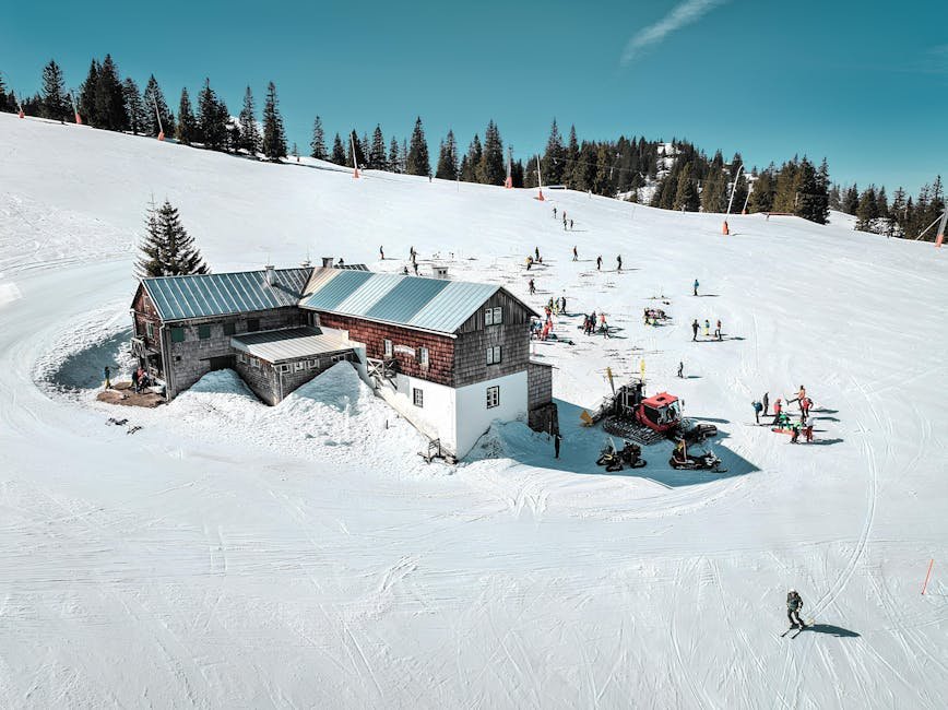 Scene hivernale dans une station de ski alpine avec chalet enneige