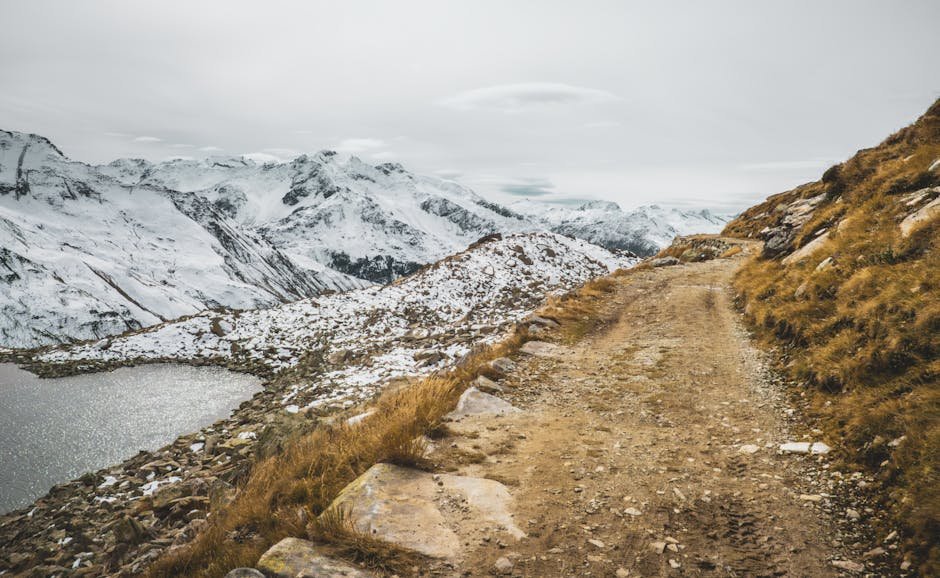 Vue hivernale sur les montagnes enneigées avec un sentier de randonnée