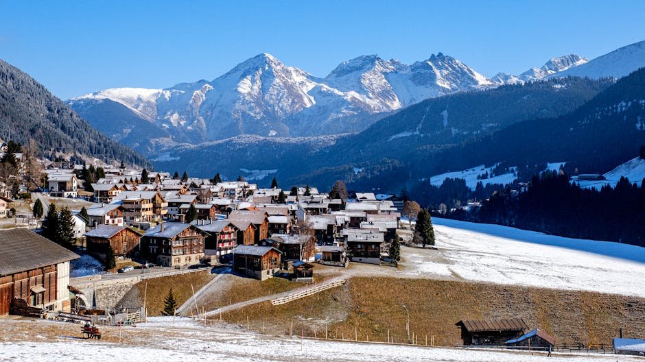 Village suisse enneigé dans les Alpes en période hivernale