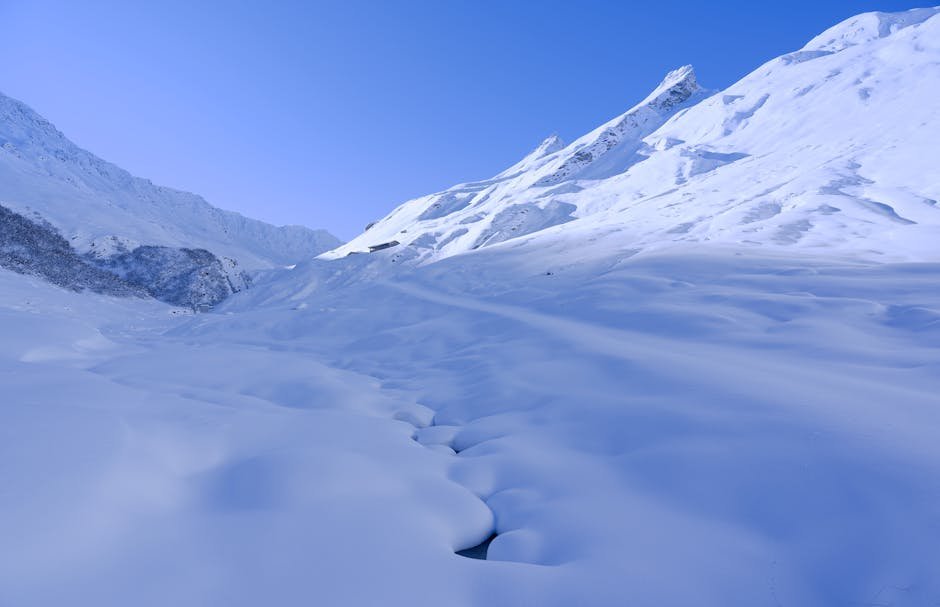 Skieur sur les pistes des Alpes vaudoises avec vue sur les montagnes