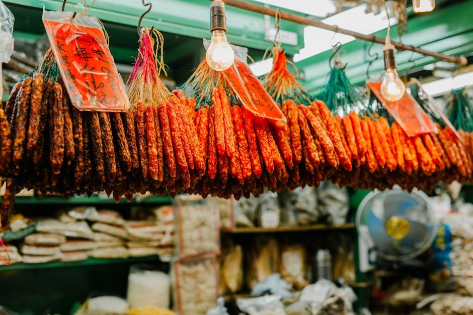 Saucissons et charcuteries suspendus dans un étal de marché traditionnel