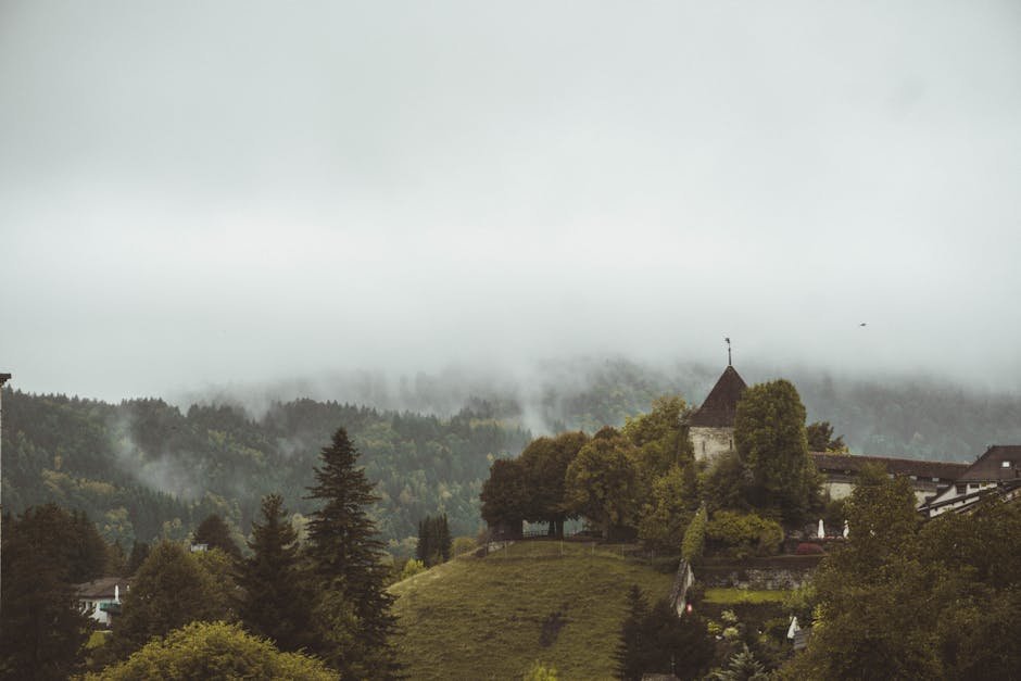 Château médiéval suisse perché sur une colline verdoyante dans le canton de Vaud